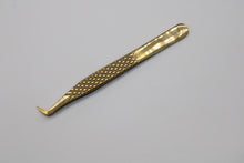 Cargar imagen en el visor de la galería, LGG Cosmetics Gold Edition Regular Pick Up Fanning Tweezer

